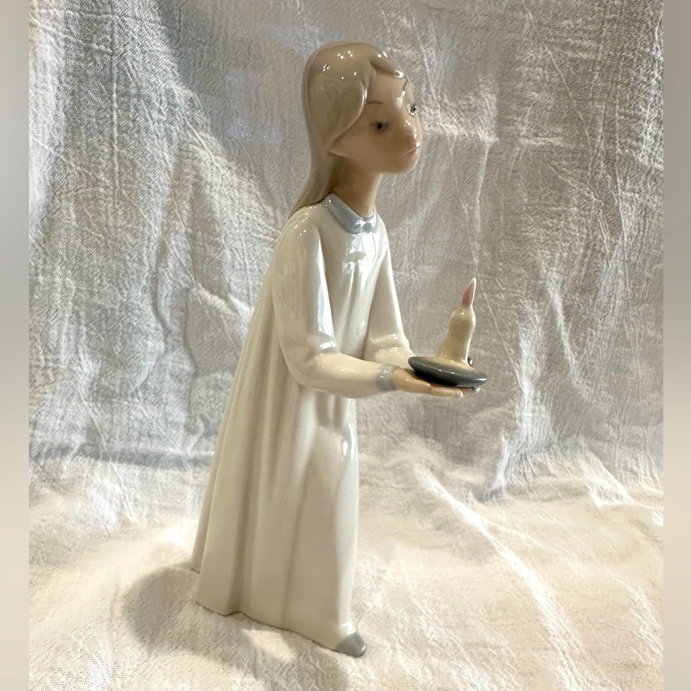 Lladro 4868 GIRL WITH CANDLE  Porcelain Figurine Nina con palmatoria w/box